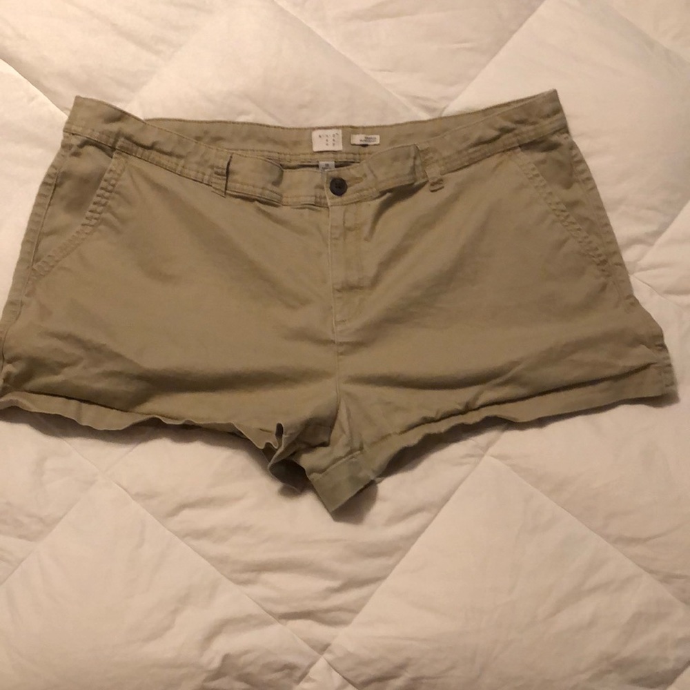 A New Day khaki shorts size 18